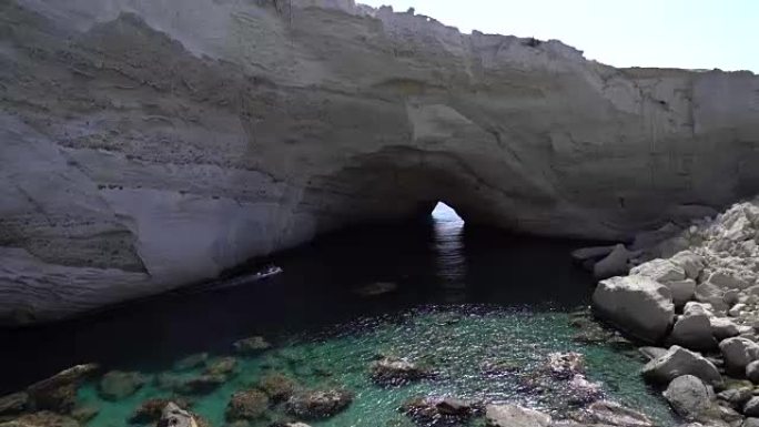 小型摩托艇在僻静的海湾航行，湛蓝的海水