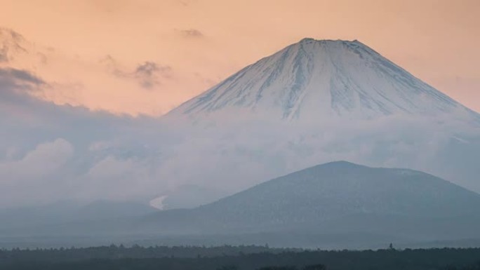 山的日出。日本山梨县庄子湖的富士延时运动