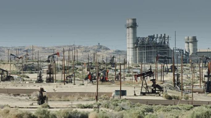 加利福尼亚沙漠中的泵千斤顶和炼油厂