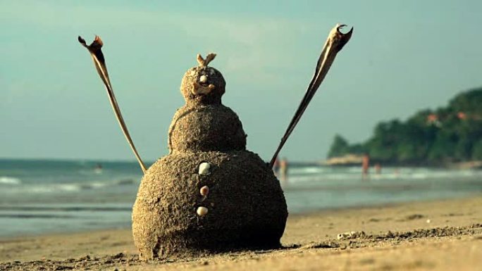 海滩上的夏季圣诞雪人桑德曼沙堡