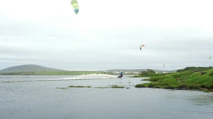 阿基尔岛龙骨湖上的风筝冲浪