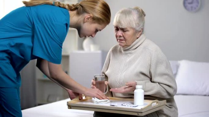 老年女病人吃药时把水洒在托盘上，服务不好