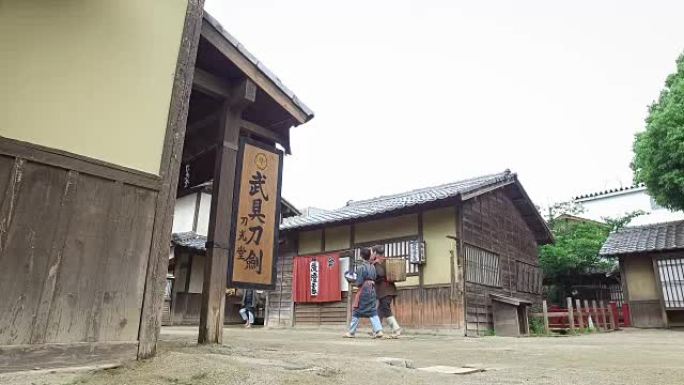 当地村民走过村街当地村民走过村街日本