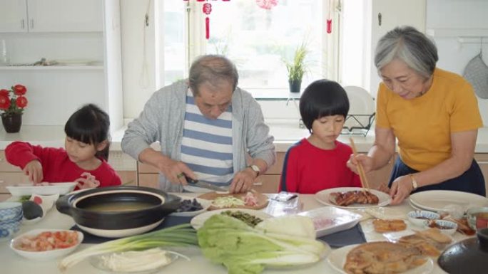 祖父母在孩子的帮助下为农历新年准备家庭餐