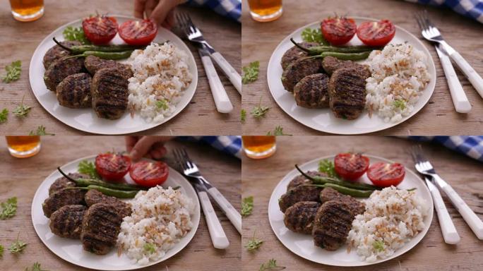 土耳其肉丸和米饭放在盘子里