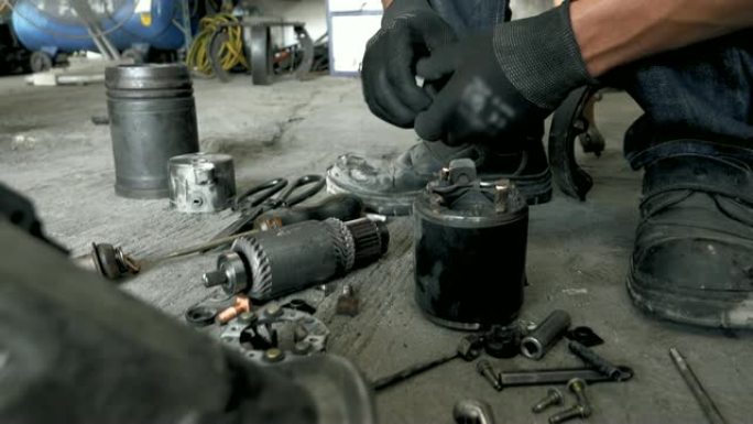 4K:cmechanic在汽车维修店修理汽车