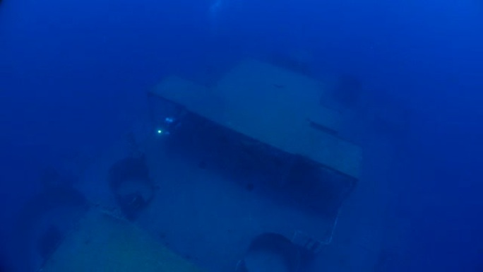 深海沉船的上层船甲板