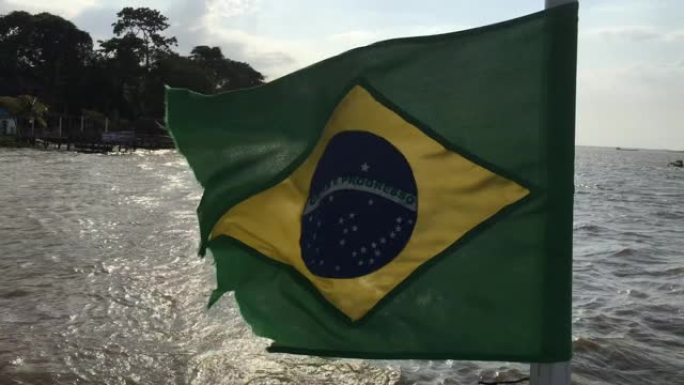 巴西国旗在贝伦河上航行Pará