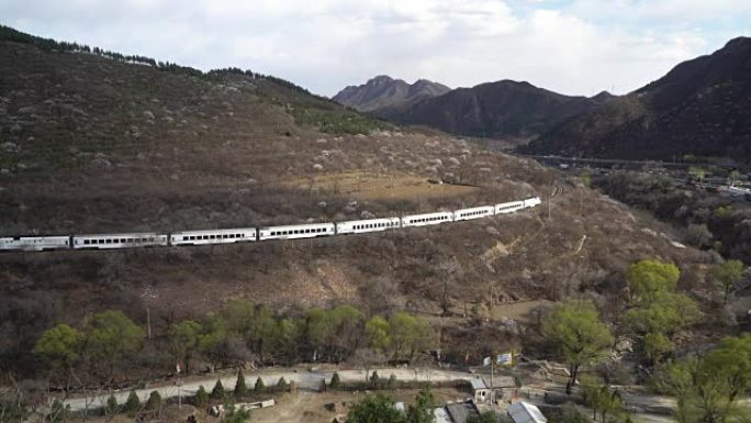 列车通过居庸关长城的实时画面，北京，中国