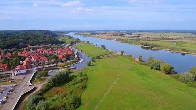 德国下萨克森州希扎克尔镇和易贝河的鸟瞰图