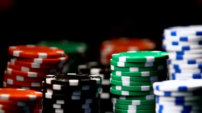 彩色游戏令牌在基座上转身，赌场大奖，特写镜头