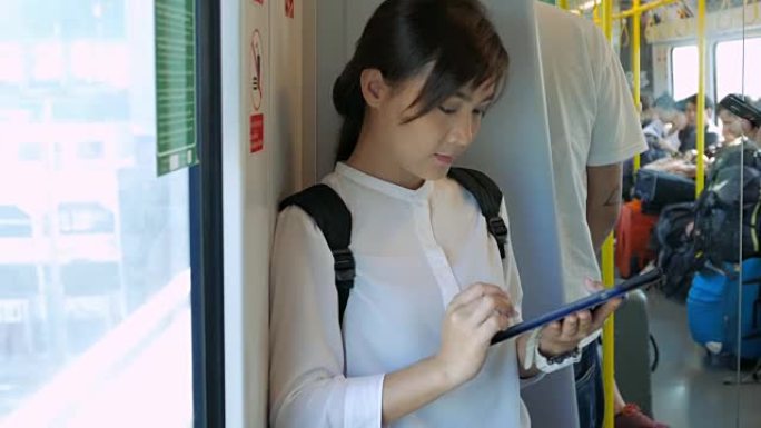 女人在火车上使用数字平板电脑