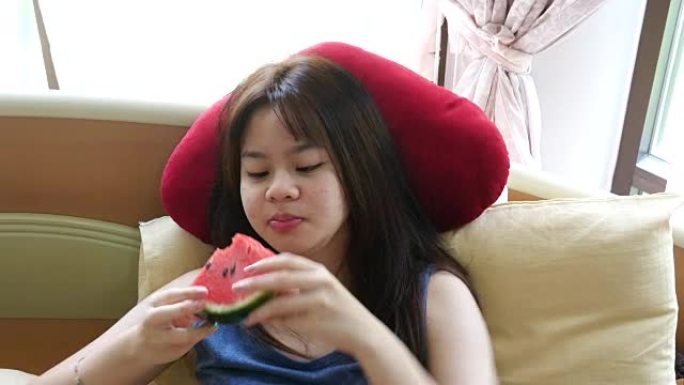 女孩躺在床上吃西瓜