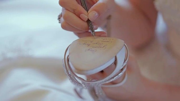 新娘在鞋子下写下名字作为一种传统