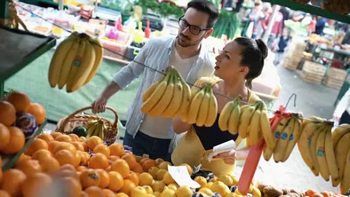 夫妇在食品市场。买水果菜市场夫妇在食品市
