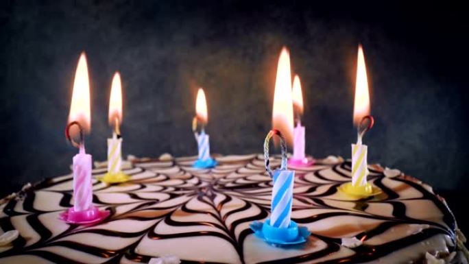 生日蛋糕特写上的蜡烛。