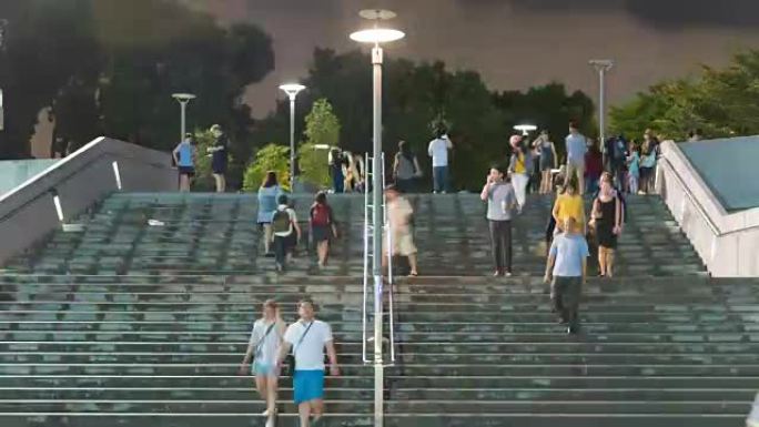 4k时间流逝: 人们在滨海湾公共区域的楼梯上移动