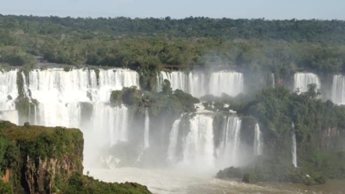 伊瓜苏瀑布，在巴西和阿根廷的边界上。