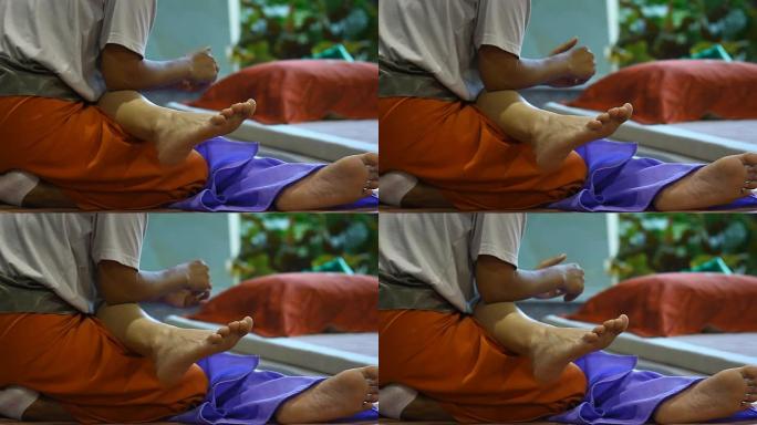 女人在水疗中心或美容院接受修脚治疗，修脚师按摩脚底