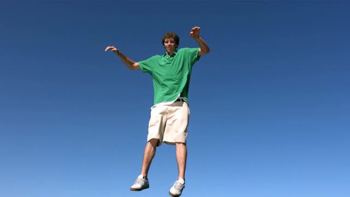 少年男孩跳上天空，慢动作