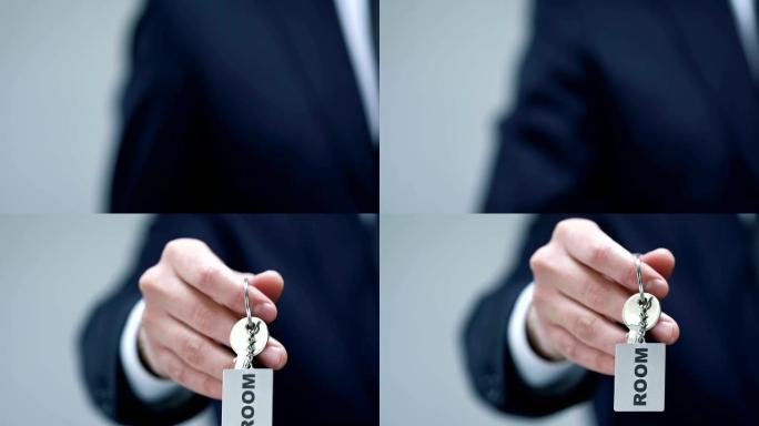 男酒店管理员手钥匙扣上的房间字，预订服务，概念