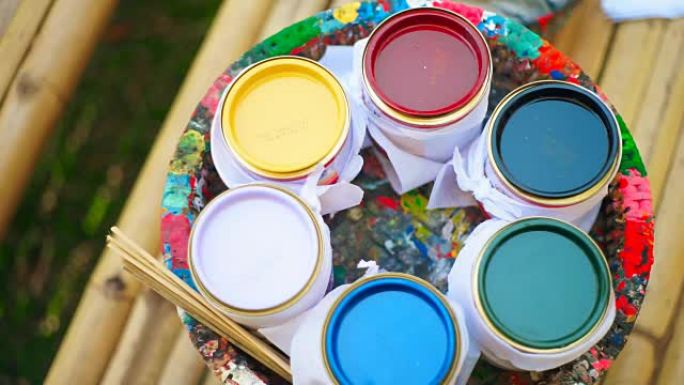 多色油漆桶。彩色油漆特写实拍