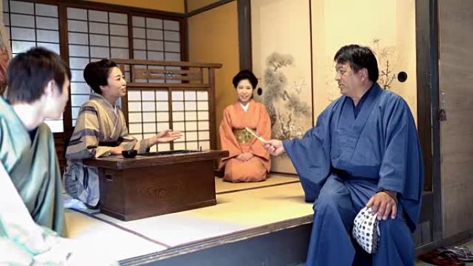 四个人穿着日式服装和房间说话