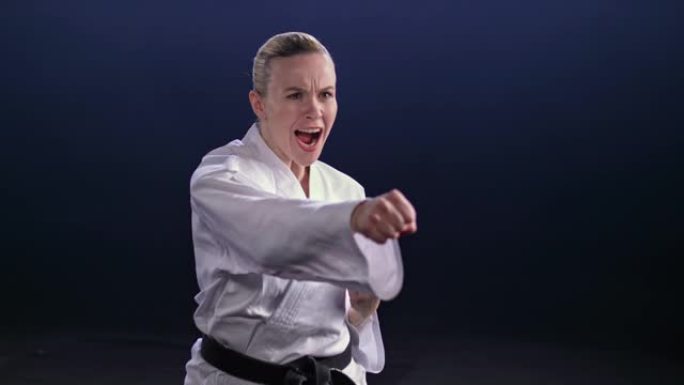 SLO MO女karateka尖叫时表演一拳