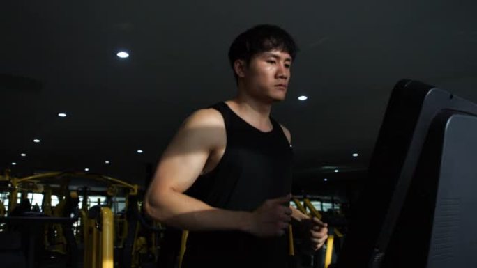 4k慢动作男子在专业健身房的跑步机上锻炼。
