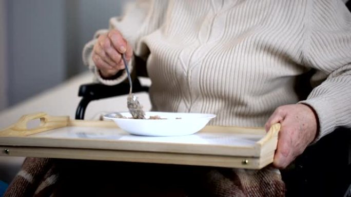 护士为老年抑郁症女性患者提供晚餐，医疗保健，特写