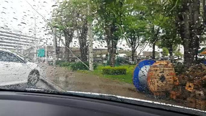 从驾驶员座位到挡风玻璃的视野，雨水很大