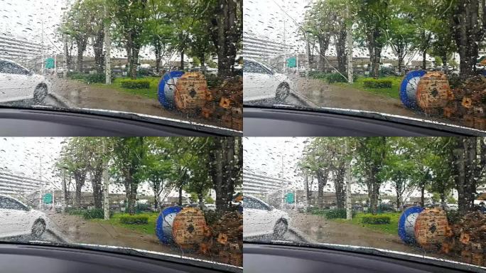 从驾驶员座位到挡风玻璃的视野，雨水很大