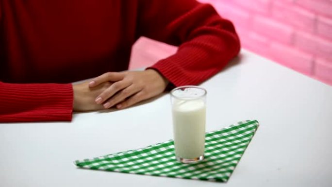 女性推开一杯牛奶，乳糖不耐受，日记过敏反应
