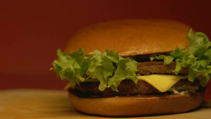 美味的汉堡加双份肉，高热量的垃圾食品，肥胖的风险