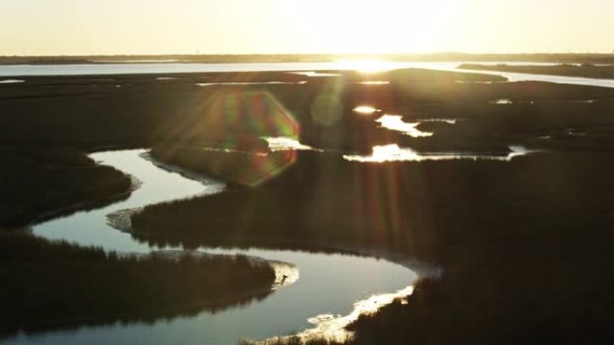 密西西比州帕斯卡古拉河三角洲的无人机拍摄带有戏剧性的镜头耀斑