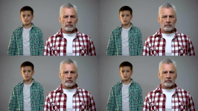 老年男性看镜头，小男孩站在后面，退休年龄增加
