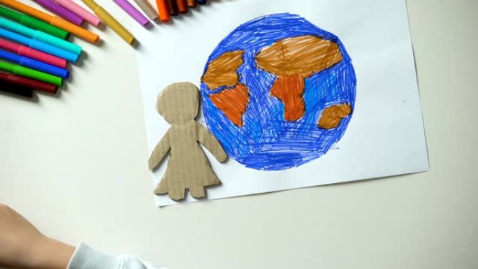 儿童在地球绘画附近放置纸家庭和心脏标志，拯救地球