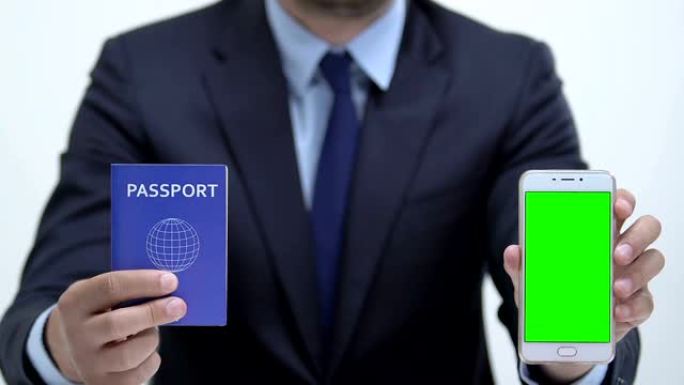 经理拿着护照和智能手机，绿屏，在线注册
