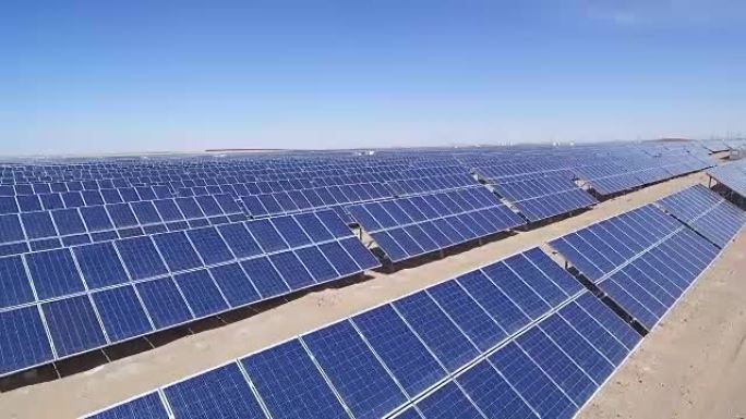 野外的太阳能电池板