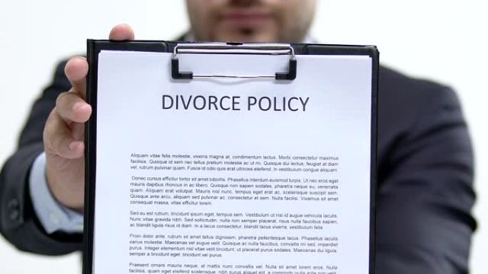 律师在相机上显示离婚政策，子女监护协议，财产