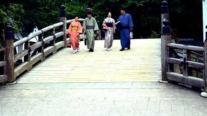 四人在和服走老木日本桥