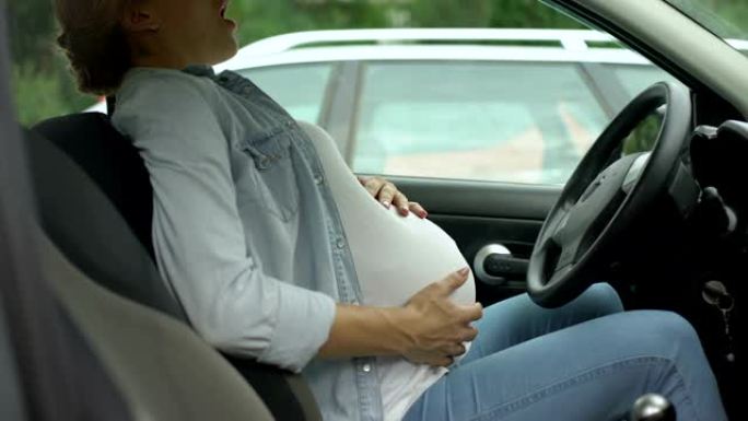 孕妇坐在汽车上并感到胃部疼痛，有流产的风险
