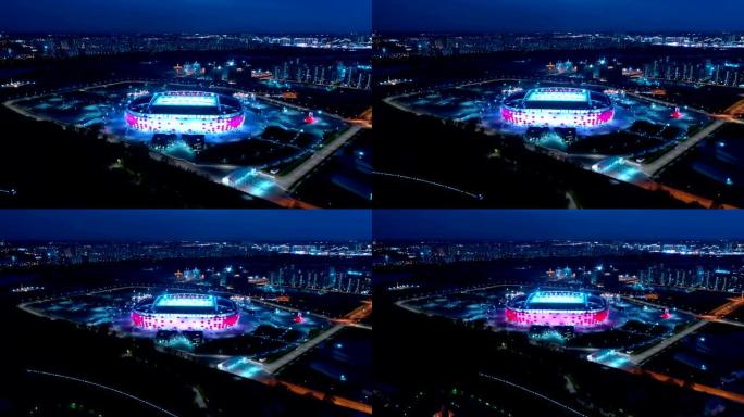 高速公路交叉路口和足球场斯巴达克莫斯科Otkritie竞技场的夜间鸟瞰图