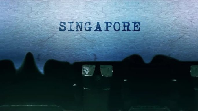 用老式打字机在纸上打字的新加坡文字。