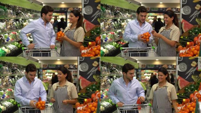 超市里友好的售货员非常高兴地递给男顾客一些橘子