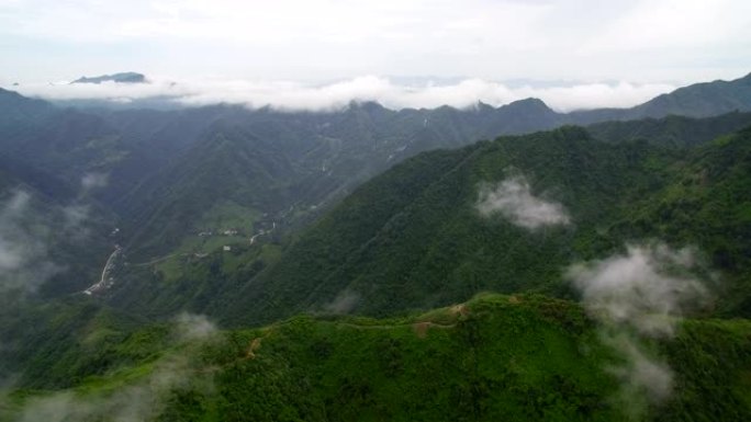 中国陕西秦岭山村鸟瞰图。