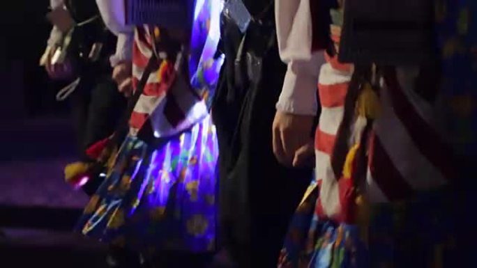 穿着五颜六色服装的传统土耳其舞者
