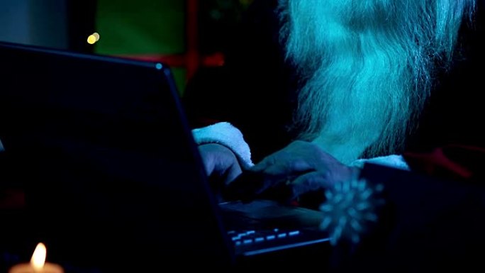 圣诞老人在月光下使用笔记本电脑