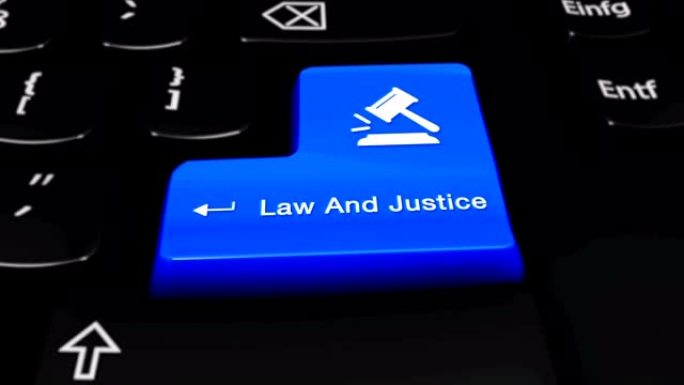 法律和正义在电脑键盘按钮上的旋转运动。