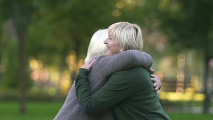 成年女儿拥抱老母亲，期待已久的会面，真挚的感情